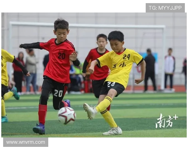 科学足球心理素质训练方法探索提升运动员竞技表现的有效策略 科学足球心理素质训练方法探索提升运动员竞技表现的有效策略